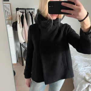 Svart kappa med luva - Super snygg och trendig svart kappa från Zara med en luva
