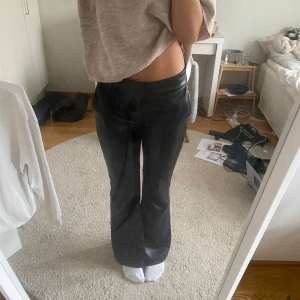 Svarta skinnbyxor - säljer dessa super snygga utsvängda skinnbyxor från Bershka i storlek S. säljer eftersom jag vill ha dom i xs, så ifall någon vill byta funkar de också💕
