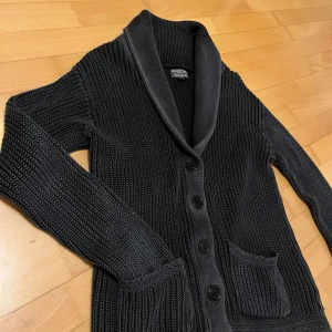 Svart stickad kofta från Ralph Lauren - Säljer en snygg svart/mörkblå stickad kofta från Ralph Lauren. Väldigt mjuk och bekväm. Bra passform och skick. Storlek S