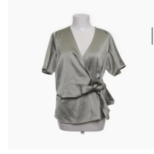 SÖKER - Söker denna blusen från Object i storlek 34/36.