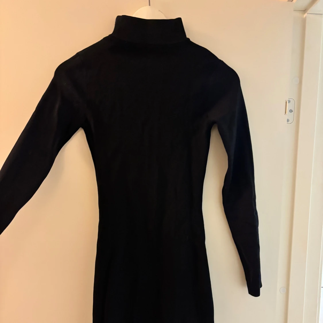 Svart klänning med öppen byst - 3