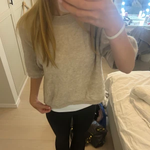 Beige stickad tröja - Säljer en mysig beige stickad tröja med trekvartsärm. Perfekt för en avslappnad stil och enkel att matcha med olika outfits. Skriv vid frågor och funderingar!❤️