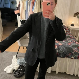 Overzised kavaj  - Snygg svart kavaj från H&M i storlek 46 (US 36). Perfekt som oversized. Kavajen är i linne tyg. Priset går att diskutera. 