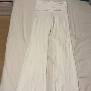 Vita yoga pants från Gina Tricot - Säljer ett par vita yoga pants från Gina Tricot. De har en tajt och bekväm passform och är perfekta för en avslappnad stil. Byxorna är tillverkade i ett mjukt material och har en bred linning för extra komfort. Skickar bara med PostNord!!!!