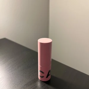 Läppstift från Caia  - Snyggt läppstift från Caia med en mjuk brun nyans, perfekt för en naturlig look. 