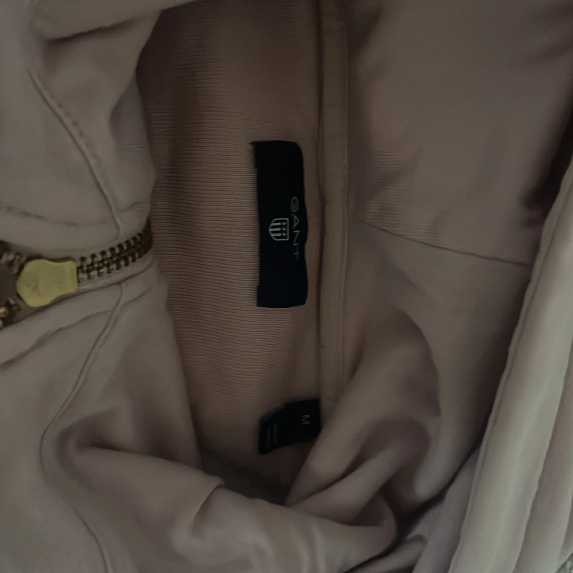 Ljusrosa hoodie från GANT - 2