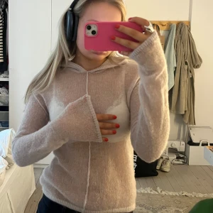 Beige stickad hoodie - Så fin genomskinlig ljusrosa hoodie! Helt ny, aldrig använd!