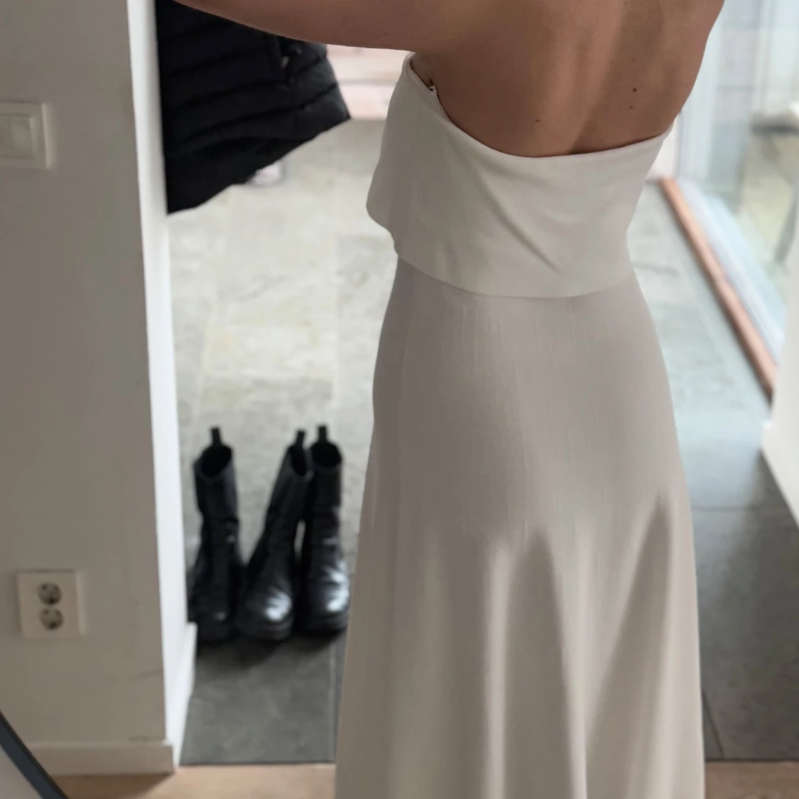 Vacker vit axelbandslös klänning - 3