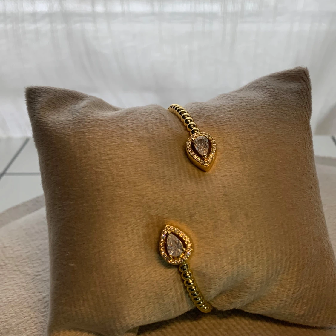 Guldpläterat armband med droppformade detaljer - 1