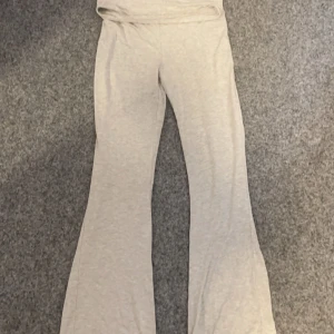 Grå mjukisbyxor från 157 - Säljer ett par bekväma grå mjukisbyxor från 157. Byxorna har en bootcut-stil och är perfekta för en avslappnad look. De är tillverkade i ett mjukt material som ger en skön känsla hela dagen.