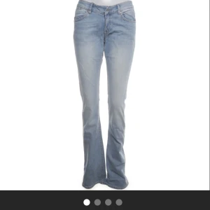 Blå bootcut jeans - As snygga ljus blå bootcut jeans, som inte kommer till användning då jag har andra! Kontakta för frågor💕