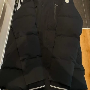 dunjacka från sailracing T8 PARKA - Hej säljer en sail racing jacka som har små defekter som vid armen annars är den jätte skön och varm Ny pris 6000 Mitt pris 899 Säljer så billigt för jag fick den som present och är inte alls intresserad av jackan Storlek M