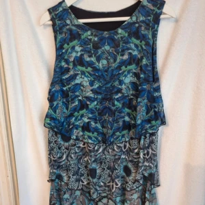 Klänning - Desigual klänning i storlek L, normal i storleken. Nyskick endast använd 1 gång, som ny.