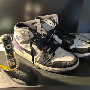 Nike Air Jordan 1 Mid SE - Allt orginal tillkommer + extra snören och crease skydd från Crep Protect. Storlek 44,5. Väldigt snygga och stilrena. Endast använda få antal gånger som man kan se på skicket! Hör gärna av dig i pm vid funderingar!