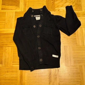 Svart stickad kofta från Marc O'Polo - Säljer denna riktigt fet svart stickad kofta från Marc O'Polo i ekologisk bomull. Ovanlig tröja om du vill ha en tröja ingen annan har. Inga hål eller missfärgningar. Tagsen har börjat bleckna (Bild 3,4). ✨Pris går att diskuteras vid snabb köp. Kom pv för fler bilder✨