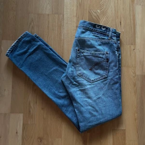 Dondup Jeans - Säljer nu dessa feta Dondup Jeans med slitningar! || skick: 9/10 || pris kan diskuteras || hör av dig vid frågor eller funderingar! || mvh 