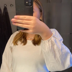 Vit blus från Zara - Säljer en stilren vit blus med långa ärmar. Perfekt för en elegant och enkel look. Blusen har en klassisk design som passar till många olika tillfällen.