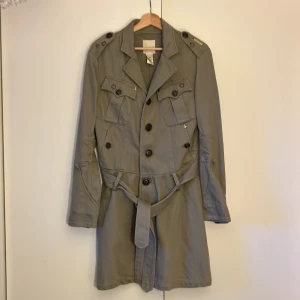 Militärgrön trenchcoat, Diesel (Large) - Militärgrön trenchcoat med detaljer från Diesel, storlek large. 