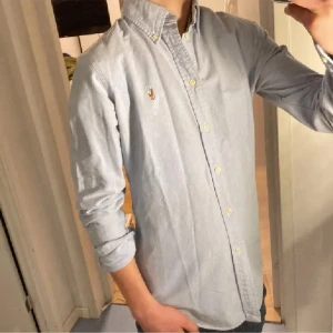 Ralph Lauren Skjorta - Tja säljer en Ralph Lauren skjorta i färgen ljusblå och storlek s passar 160-170 cm ungefär nypris 1595kr mitt pris 299kr. Inga defekter som hål eller fläckar. Skriv vid fråga eller fundering
