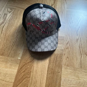 Gucci keps - Knappt använd och därför säljer jag. Är lite bucklig i nätet men det fixas så fort man har på sig den