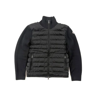Moncler Cardigan - Moncler Tricot Cradigan 2023 Modell | En av marknadens fetaste & populäraste cardigans, perfekt nu till slutet av vintern & början av våren! | Skick 9.5/10, EXTREMT BRA! | Storlek S, sitter perfekt på mig som är 180 cm | Priset är alltid diskuterbart vid snabb affär! | Nypris 10 100kr | Du får mer än gärna höra av dig vid minsta möjliga fråga eller fundering så svarar vi med glädje! | / GardeGrisch - Registrerat företag 🙌🏻