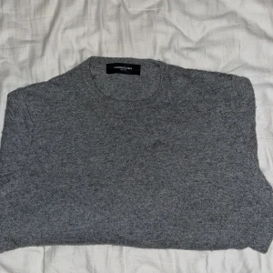 Merinoull sweatshirt - En grå merinoull sweatshirt från Lawrence Grey. Tröjan är i mycket bra skick utan skador fläckar osv. Storleken är S. Priset kan diskuteras 