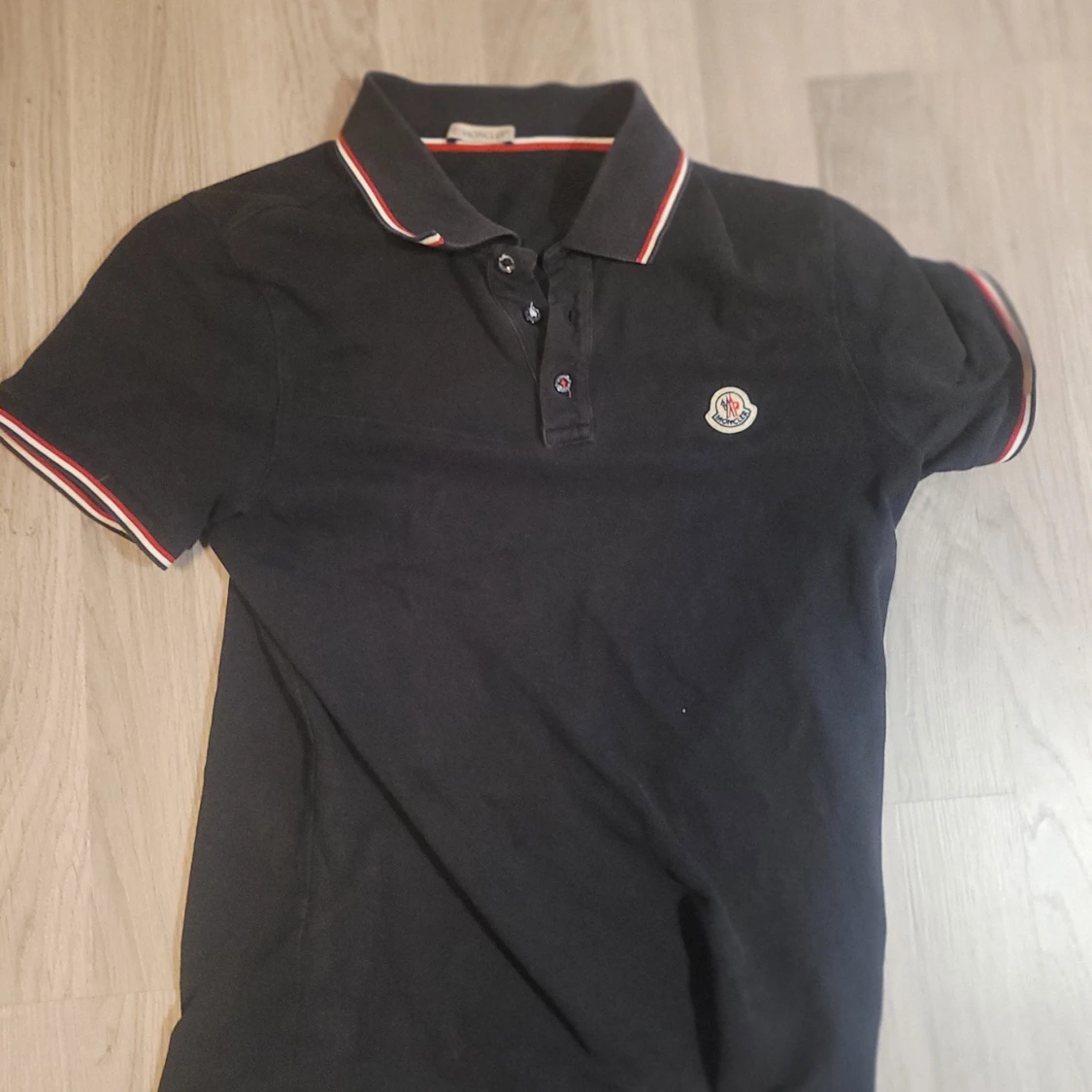 Svart pikétröja från Moncler