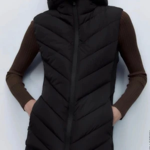 Svart väst ifrån Zara - Snygg svart dunväst från Zara. Storlek xs. Passar perfekt nu inför våren. Andvänd några gånger men är som helt ny förutom att ena fickan är svår att öppna och stänga. 