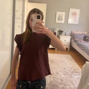 Volang topp! - Säljer en söt vinröd topp med volangdetaljer vid ärmarna använd kanske 2 gånger! Jag säljer den för 50kr❣️