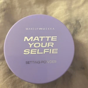Setting Powder från Makeup Mekka - Den är bara använd ett fåtal gånger. Det är mycket produkt kvar 