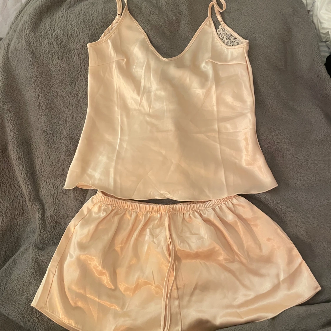 Champagne-färgad pyjamasset med spets - 1