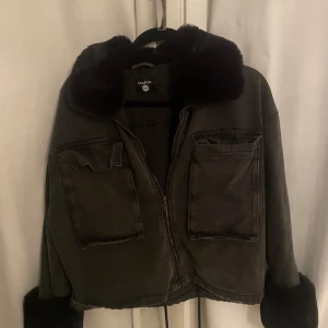 Svart jeans och pälsjacka - Jacka i jeans med fina päls detaljer, fint skick. Från Booho. 