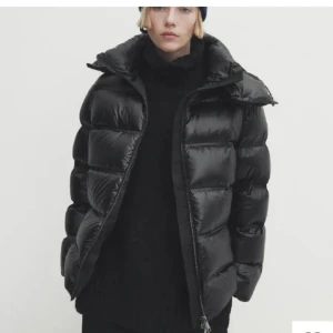 Massimo Dutti Jacka💕 - Snygg svart pufferjacka i jättefint skick💓 Inga slitage och perfekt nu när det är kallt🩷 Skriv för privata bilder eller vid frågor💕
