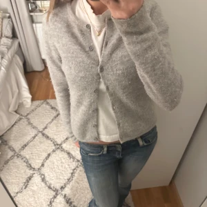 Grå kofta med knappar - Säljer denna supersnygga tröja från Gina💗💗💗 i storlek xs 