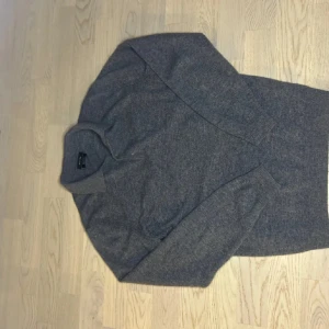 Massimo dutti tröja  - Säljer nu min kashmere massimo dutti tröja i fint skick. Passar de från 175-180 skulle jag säga. Skriv gärna vid fler frågor!