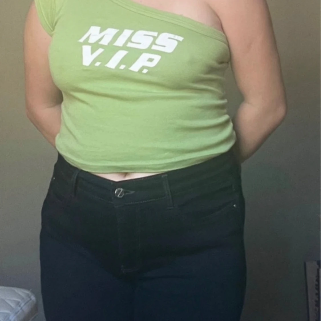 Grön oneshoulder topp med tryck