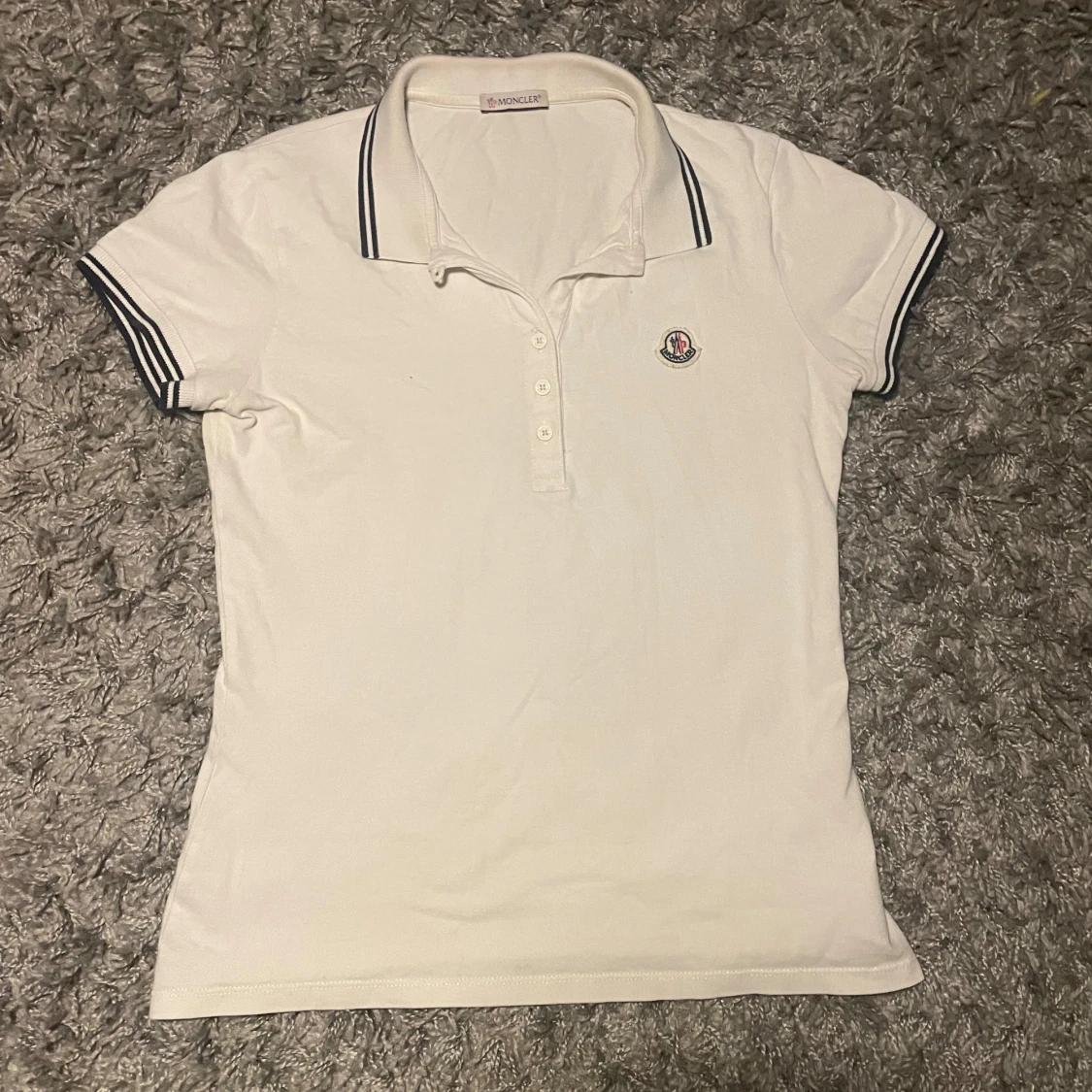 Vit pikétröja från Moncler