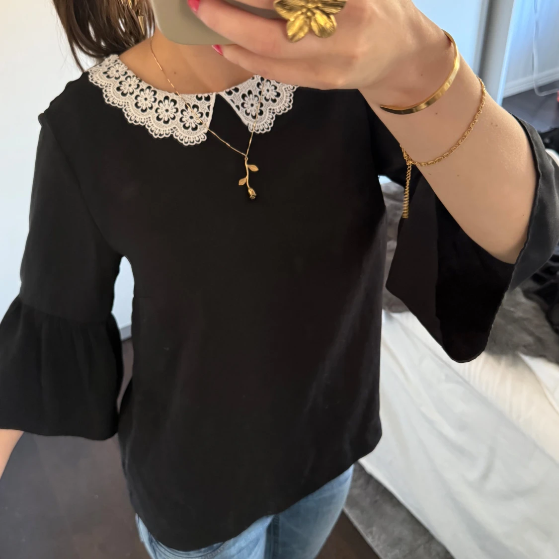 Svart blus med spetskrage