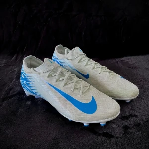 Fotbollsskor Nike Mercurial - Säljer dessa ”NIKE AIR ZOOM MERCURIAL VAPOR 16 ELITE AG-PRO MAD AMBITION” fotbollsskor då jag har växt ut de. Storlek 42 1/2.  Konstgräs. Nypris 3400 kr. Bra skick
