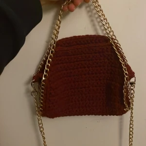 Vinröd Stella McCartney virkad väska - Snygg Stella McCartney liknande virkad väska i vinröd. Med magnetiska knappar och guldiga kedjor som går att ta av. Så söt och perfekt till att piffa upp outfits❤️❤️pris kan absolut diskuteras🩷🩷🫶
