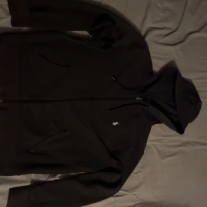 Svart full zip hoodie Ralph Lauren - Säljer nu min svarta zip för att jag har haft den i ett år och har börjat tröttna på den. Vet inte om jag kan hitta kvittot för köpte den på deras hemsida men kan försöka. Bra skick. Pris går att diskuteras 