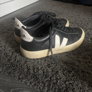 Veja skor - Nu är det dags att sälja min veja skor. Är i intresse för nya skor och säljer därför dessa. Dom är i använt skick men väldigt fina🥰🥰 Kontanta för pris och bilder!