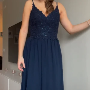 Marinblå balklänning - jättefin marinblå balklänning från Mascara i strl 38 men passar mig som brukar ha S, den är uppsydd för att passa mig som är 160 + 10 cm klack💗Bara att skriva för fler mått eller bilder🙌(nypris 1575, kvitto finns)