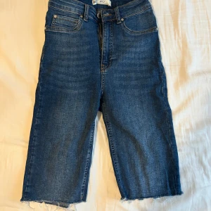Blå jeansshorts från Molly - Säljer ett par snygga blå jeansshorts från Gina tricot.  Perfekta för en avslappnad stil. Har klippt dem själv. Storlek M men passar S. 