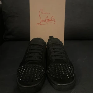 Christian Louboutin - (PRISET ÄR FAST).    Bra skick. Helt oanvända. Om du har frågor är de bara att kontakta mig. PRIS KAN DISKUTERAS!!!