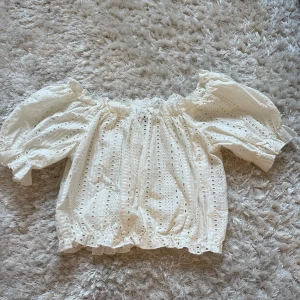 Vit offshoulder blus från Bik Bok - Säljer en söt vit offshoulder blus från Bik Bok i storlek XS