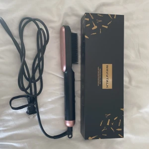 Wavytalk Professionell Hårutjämnande Borste - Säljer en Wavytalk professionell hårutjämnande borste. Den har en elegant design med svarta och roséguld detaljer. Perfekt för att snabbt och enkelt få ett rakt och slätt hår. Kommer med en lång sladd för enkel användning.