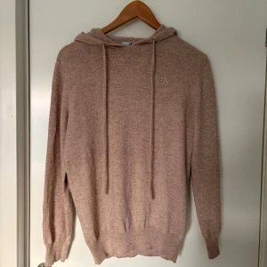 Kashmir hoodie Bvaldi - Beige kashmir hoodie från bvaldi. Använd fåtal gånger. Nypris: 1199kr. Smått nopprig men tas enkelt bort med noppbprttagare. Kvalitets tröja i bra skick!