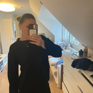 Svart tröja från lager 157  - Säljer en stilren svart tröja med långa ärmar. Perfekt för en minimalistisk look. Tröjan har en enkel design och är lätt att matcha med olika outfits. Skriv för flera bilder eller frågor. 