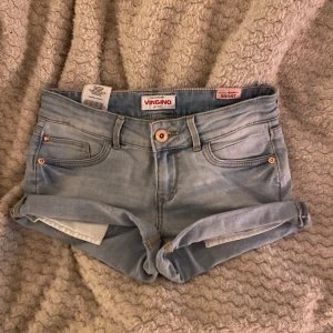 Jeans shorts - Jätte snygga jeans shorts, low waist dom passar dock inte mig så därför jag säljer dom🥰